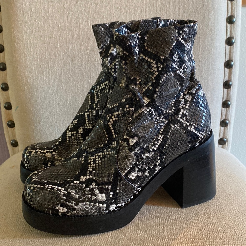 Steve Madden X UO Hooper Snakeprint Platform Side Zip Boots Black Size 6.5